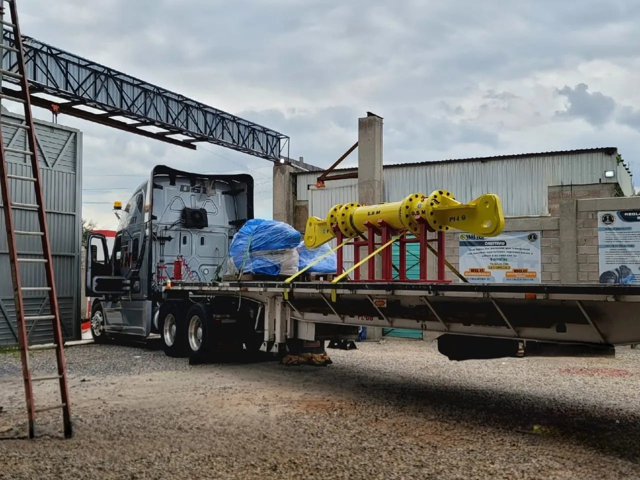Cross-border heavy equipment transport moving company Mexico AZVIR